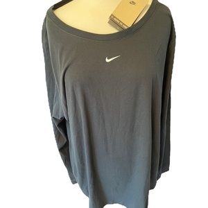 Nike women’s long sleeve‎ black tee. Size 1X. NWT. P2.
